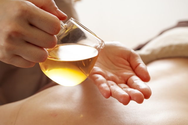 キャリアオイルを手のひらに流し込むイメージ画像